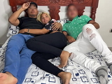 Viendo Pel&iacute_cula con Mi Novio y su Mejor Amigo que se Acuesta al Lado mio y Empieza a Tocarme el Culo al Lado de mi Novio Distraido NTR Netori